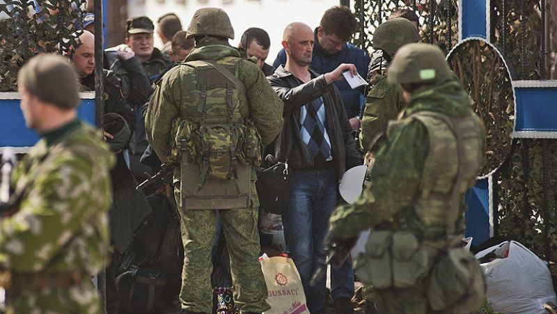 Kiev se plantea ya la evacuación de civiles y militares ucranianos de Crimea