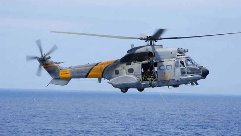 Desaparecen cuatro personas al estrellarse en el mar un helicóptero de rescate del Ejército