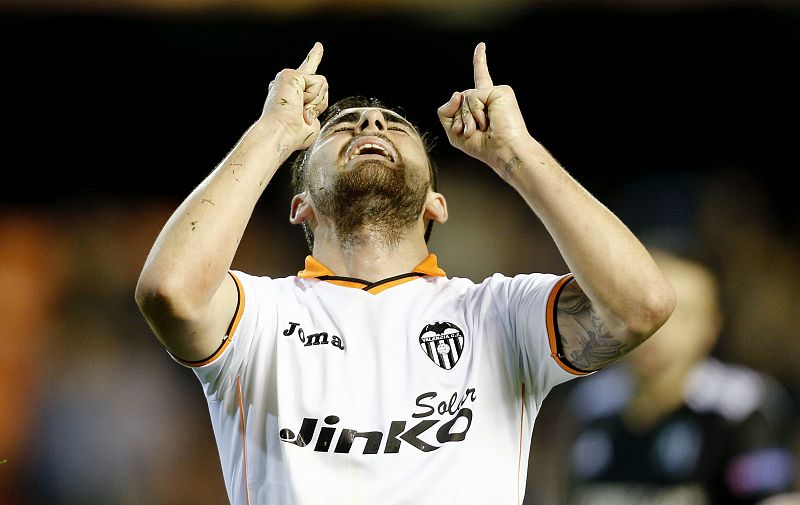 Un gol de Paco Alcácer redondeó el pase a cuartos del Valencia