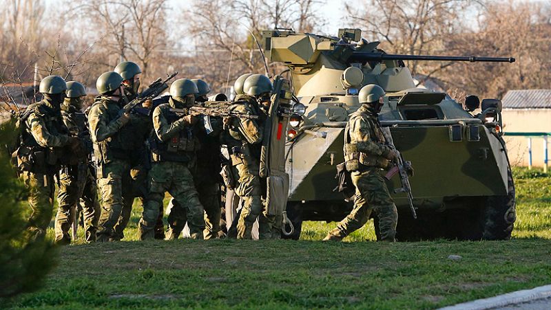 Rusia asalta con carros blindados la base aérea ucraniana de Belbek, en Crimea