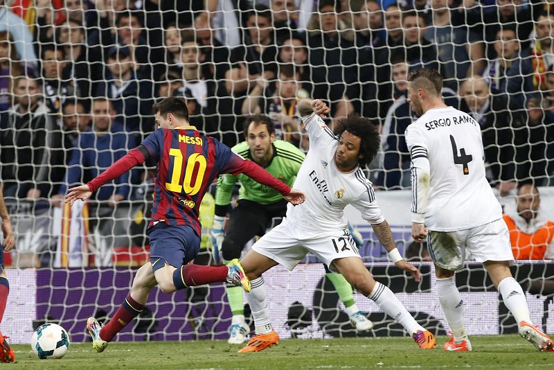 El Barça aprieta la Liga en un 'clásico' desmelenado en el Bernabéu