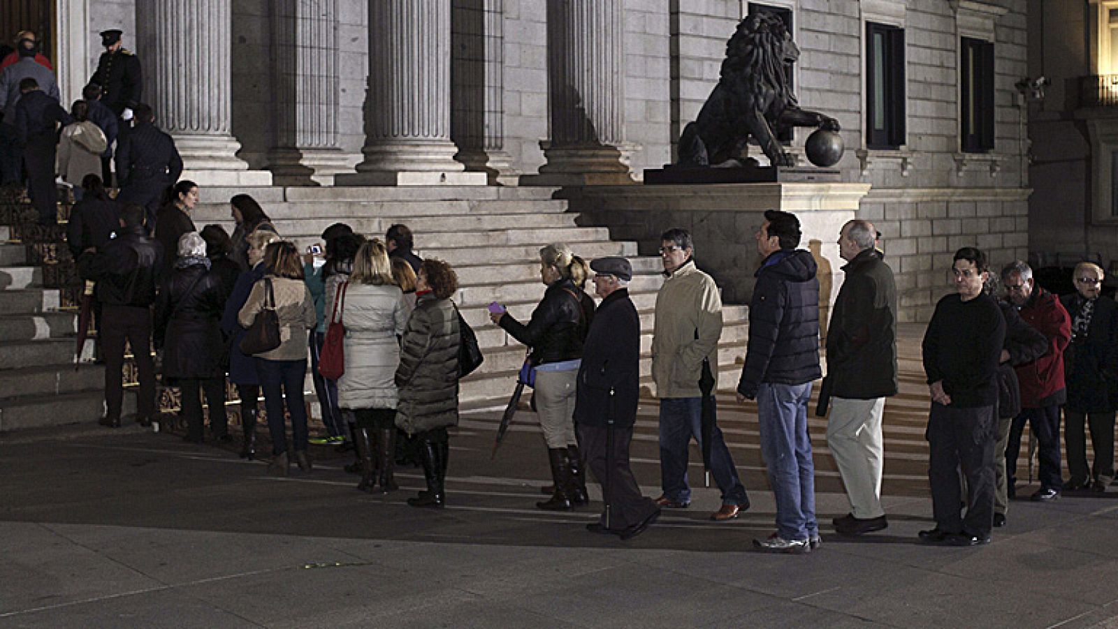 Colas kilométricas de ciudadanos que acuden a despedir a Adolfo Suárez al Congreso