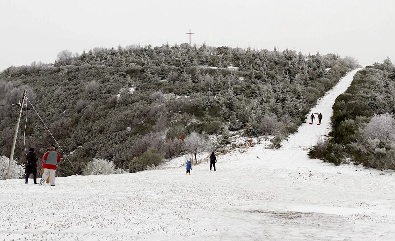 El viento, las nevadas y el fuerte oleaje en la cornisa cantábrica ponen en alerta a 40 provincias