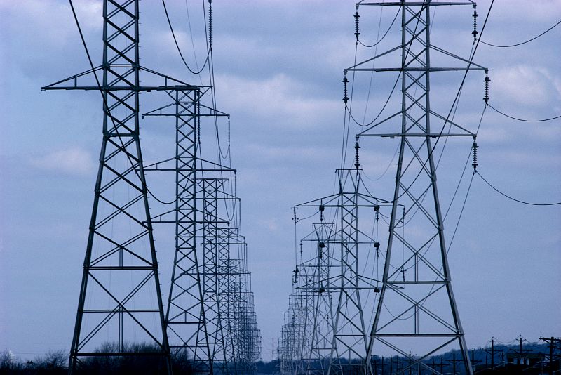 La patronal de las eléctricas recurre ante el Supremo la orden de peajes eléctricos de enero