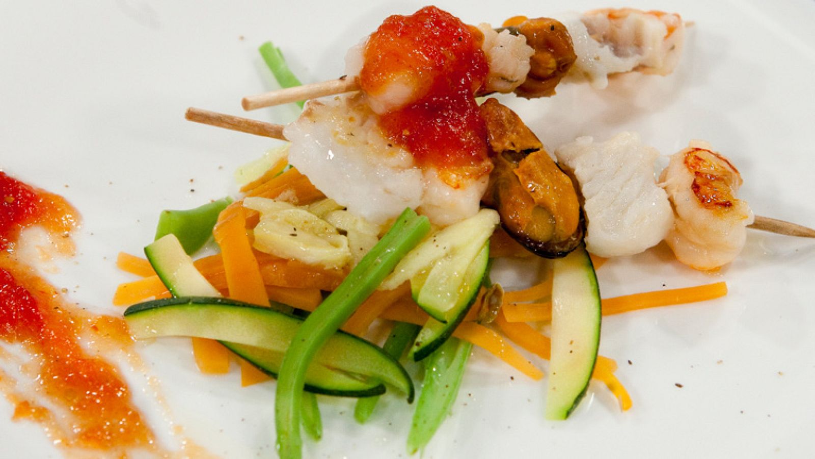 Brochetas del mar con confitura de tomate y apio