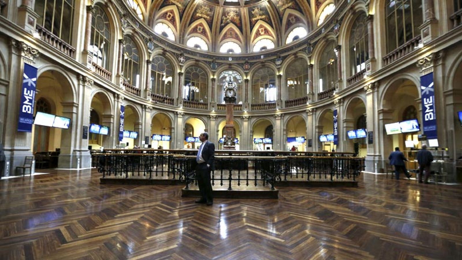 La rentabilidad del bono español a diez años cae hasta el 3,25%, nivel de finales de 2005