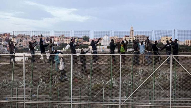 Diez inmigrantes entran en Melilla en un salto de la valla en el que lo han intentado unas 800 personas