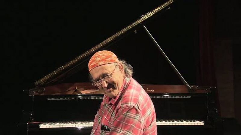 La energa del artista Carles Santos y su imprescindible piano