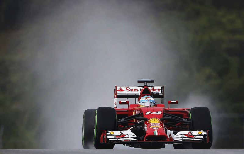 Hamilton logra la 'pole' bajo una intensa lluvia en Malasia y Alonso es cuarto