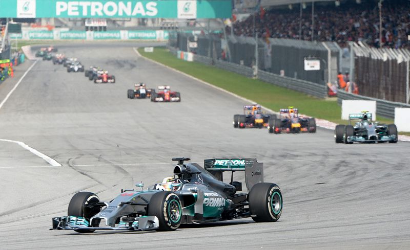 Hamilton domina y vence sin problemas en Sepang donde Alonso fue cuarto