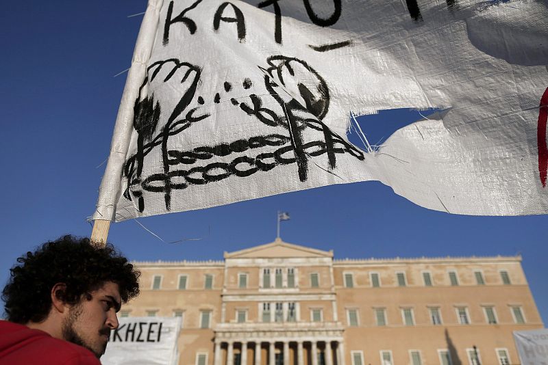 El Parlamento griego aprueba nuevos recortes pactados con la troika