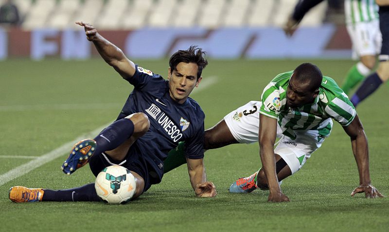 El Málaga y la mala suerte dejan al Betis con pie y medio en Segunda