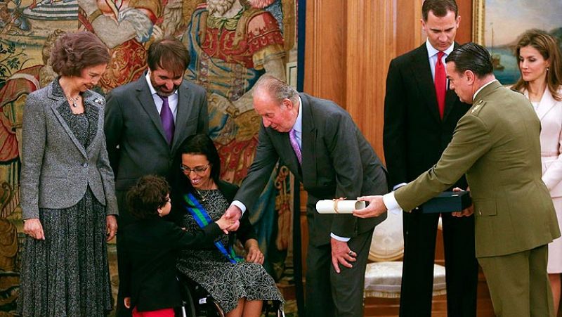 Teresa Perales recibe del Rey la Gran Cruz del Mérito Deportivo junto a su familia
