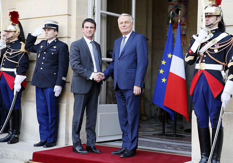 Valls jura el cargo de primer ministro y subraya su objetivo de "luchar por la justicia social"