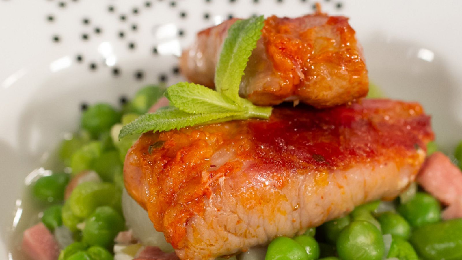 Costillas adobadas con legumbres frescas