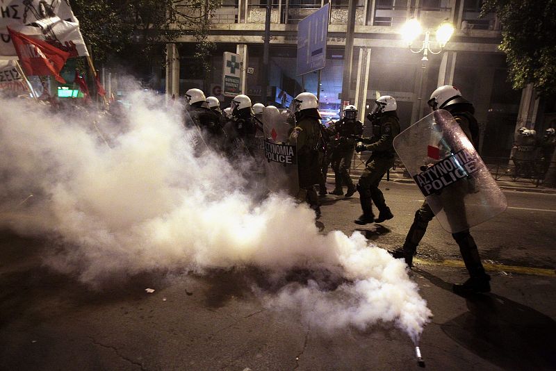 Miles de personas protestan contra la reunión del Ecofin en Atenas con algunos incidentes