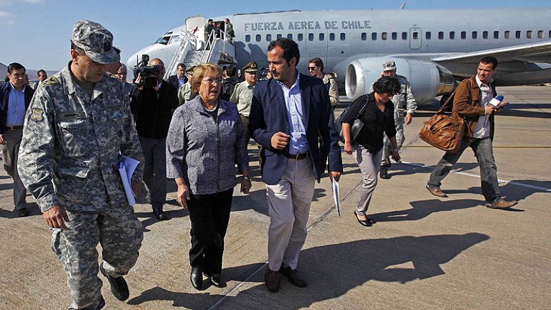 Bachelet viaja a la zona sacudida por el terremoto para evaluar los daños