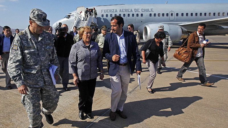 Bachelet viaja a la zona sacudida por el terremoto para evaluar los daños