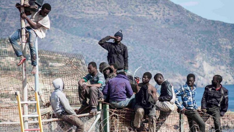 Una treintena de inmigrantes se encarama a la valla de Melilla pero la mayoría vuelve a Marruecos