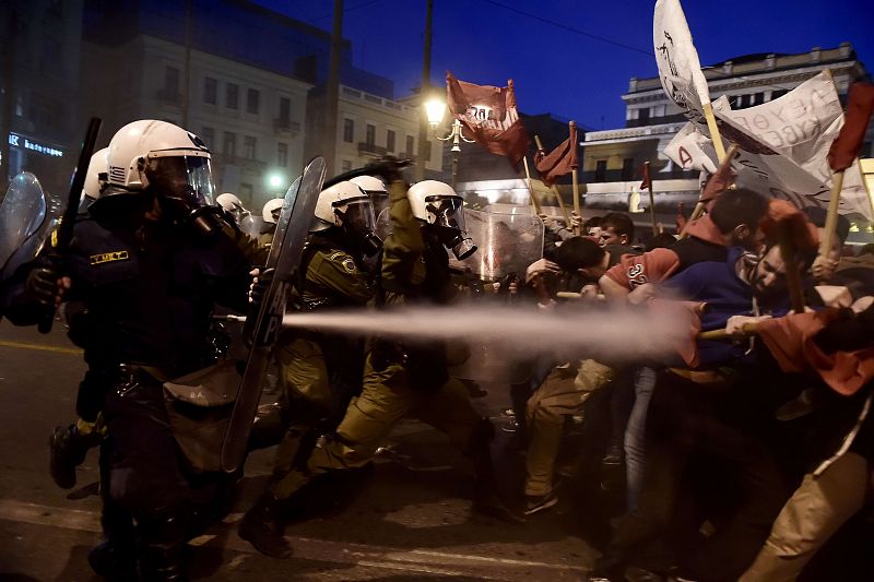 Amnistía Internacional denuncia los vínculos de la Policía griega con los nazis de Amanecer Dorado