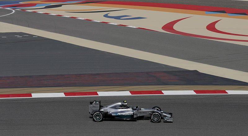 Hamilton y Rosberg dominan los entrenamientos libres en Baréin con Alonso tercero