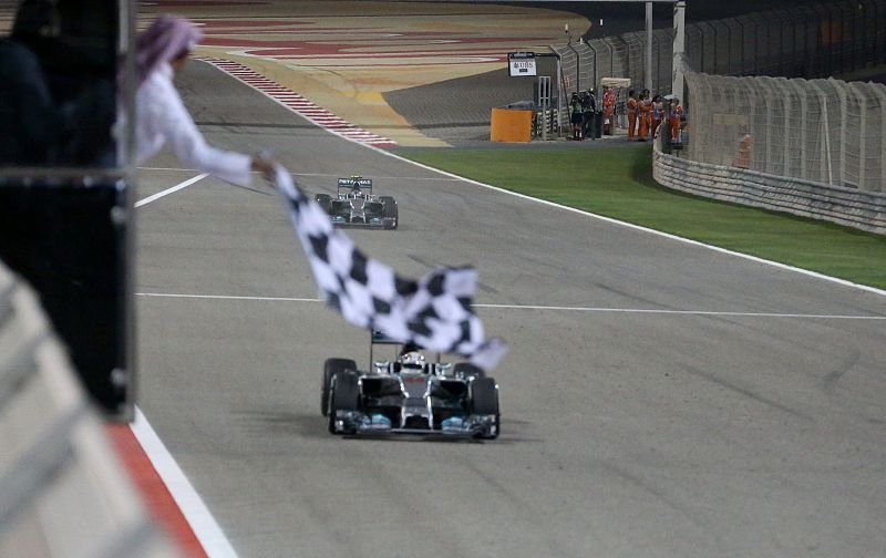 Hamilton prolonga en Baréin el dominio de Mercedes; Alonso, noveno
