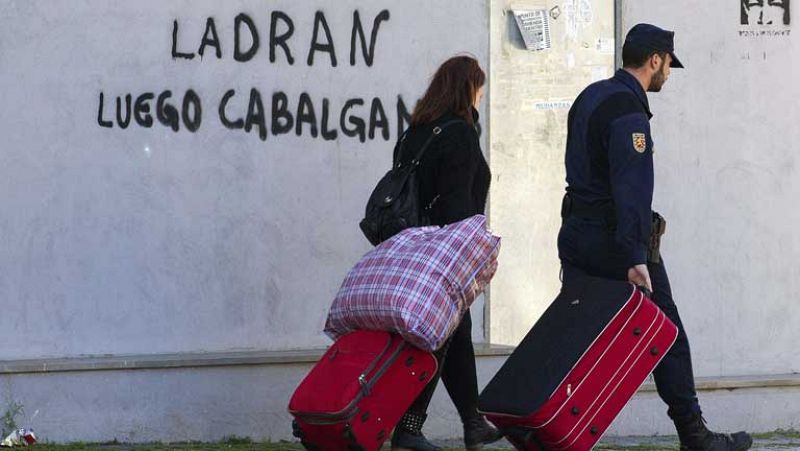 La policía desaloja a 13 familias sin recursos que ocupaban la Corrala Utopía, en Sevilla
