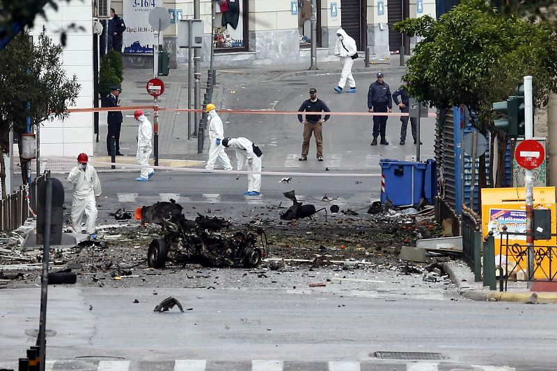 Explota un coche bomba frente a la sede del Banco de Grecia en Atenas