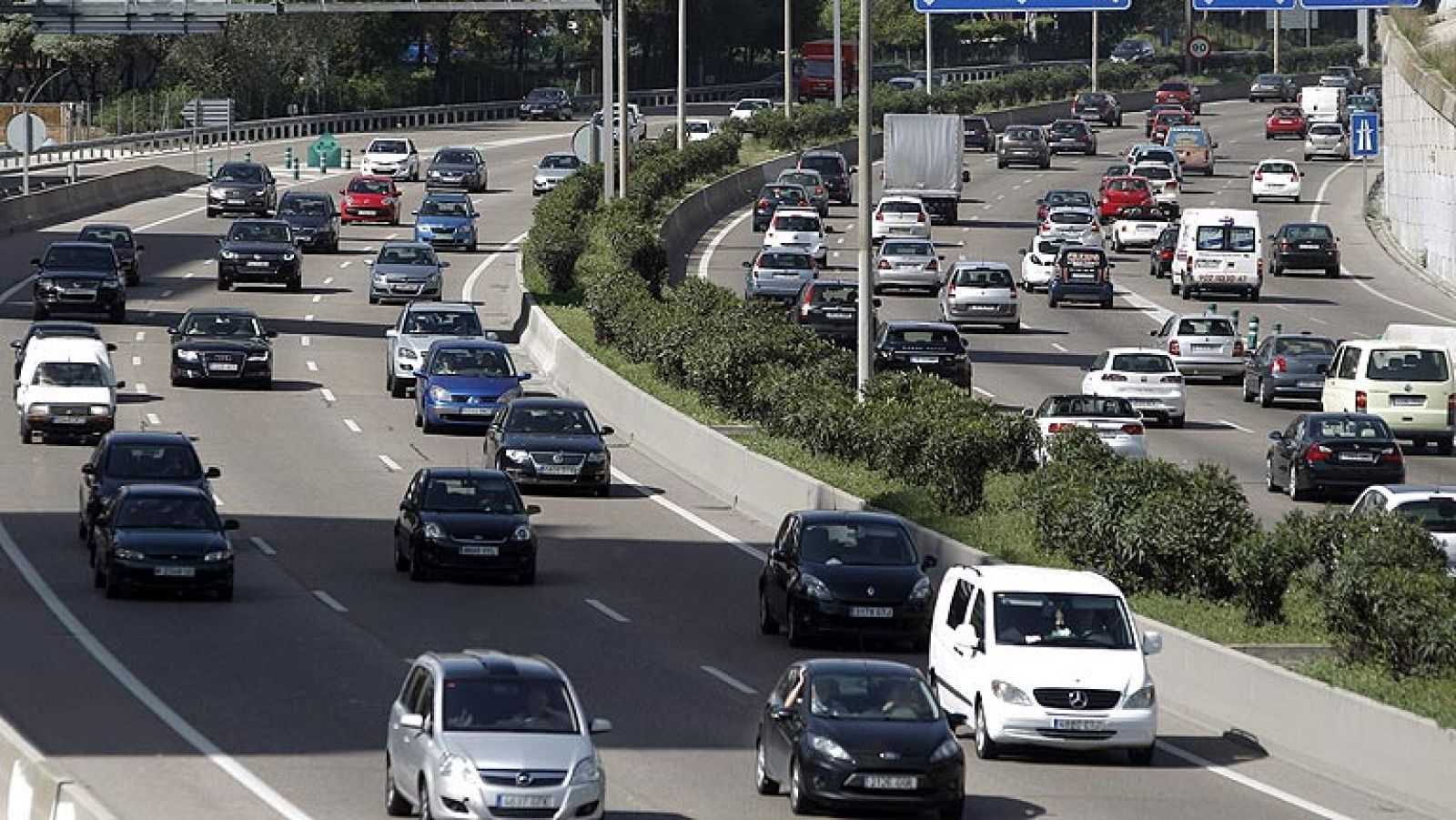 La normalidad en las carreteras protagoniza el arranque de la Semana Santa | Ver