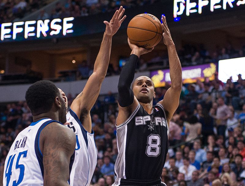 Los Spurs complican cuentas de los Mavericks