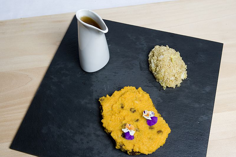 Seit�n en salsa de zanahoria, quinoa con puerro salteado y sopa de miso