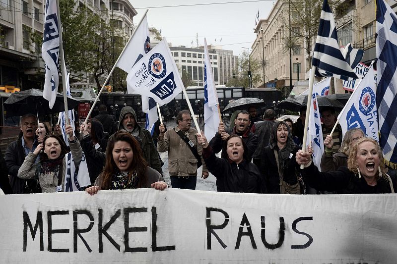 Cientos de griegos se manifiestan contra la visita de Merkel que elogia los ajustes de Samarás