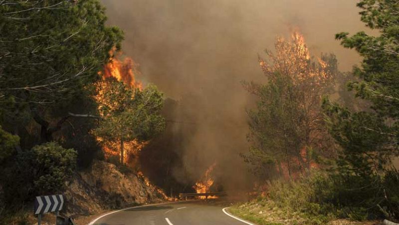 Un centenar de personas desalojadas por un incendio en Ibiza