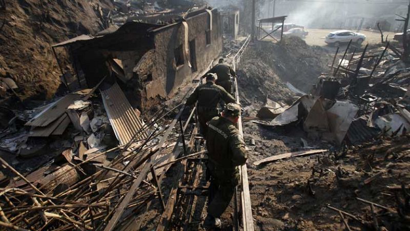 Al menos 11 muertos y más de 10.000 evacuados por un gran incendio en Valparaíso