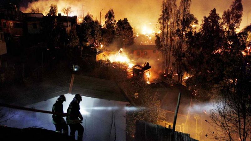 El incendio en Valparaíso deja ya 12 muertos y a 8.000 chilenos sin hogar