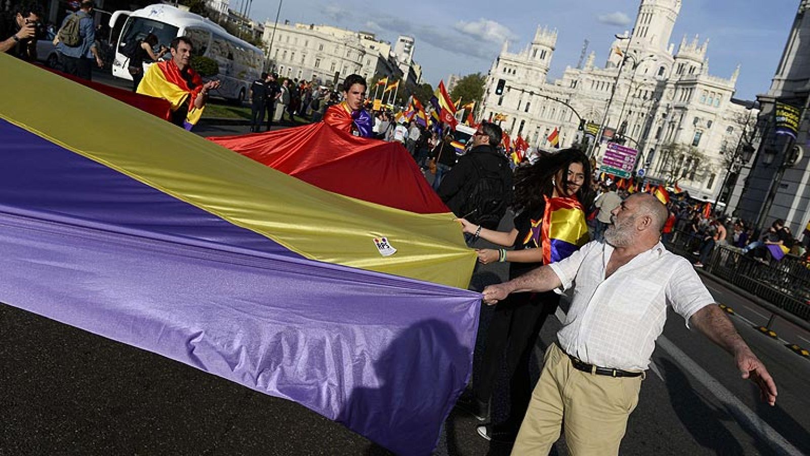 Miles de personas se manifiestan en Madrid a favor de la República | Ver