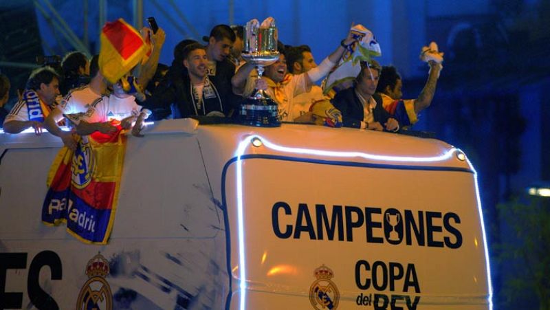 Miles de madridistas celebran en la Cibeles la Copa del Rey del Real Madrid