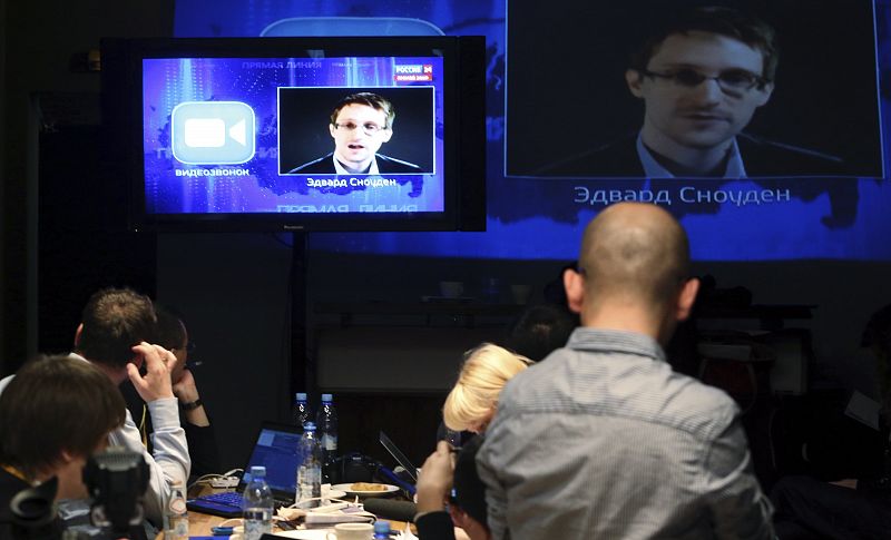 Snowden reaparece en la televisión rusa para preguntar a Putin si Rusia espía
