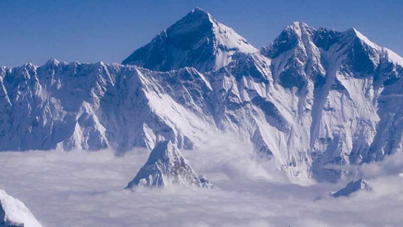 Mueren al menos doce sherpas sepultados por un alud en el Everest