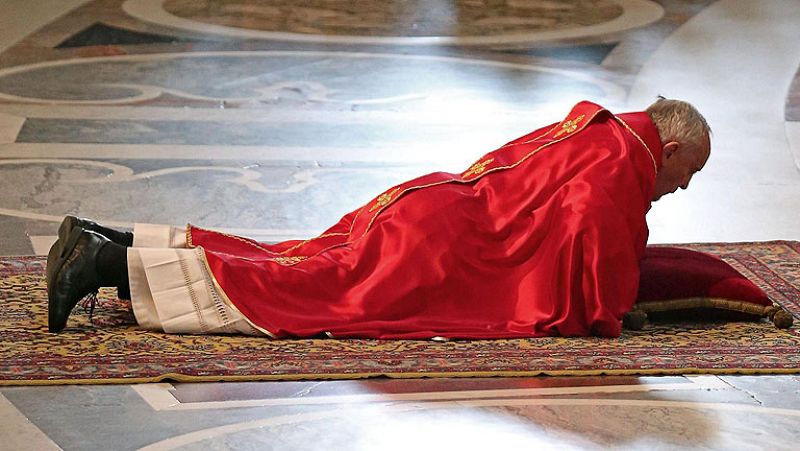 El papa Francisco recuerda a las personas abandonadas tras el Via Crucis