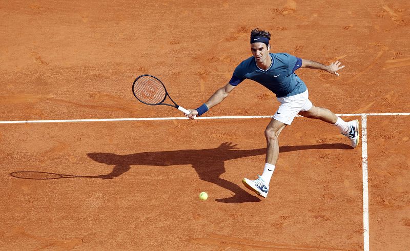 Federer acaba con un lesionado 'Nole' y se cita con Wawrinka en la final de Montecarlo
