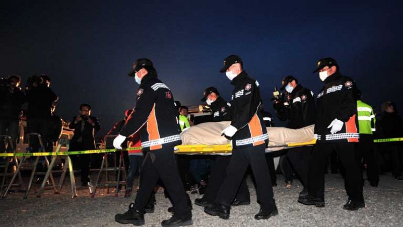 Familiares de las víctimas del ferry surcoreano se enfrentan a la policía y los muertos suben a 49