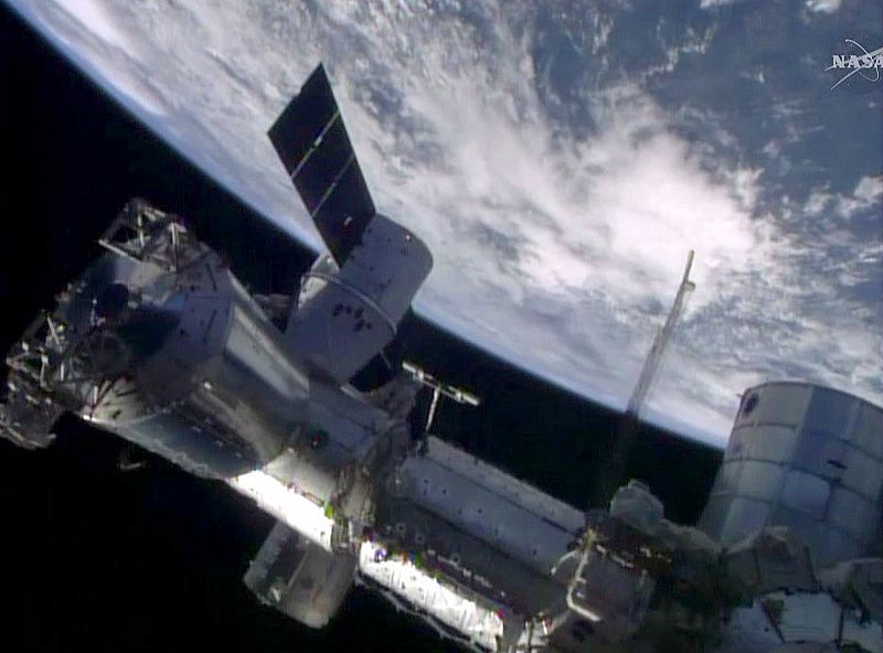 La cápsula Dragon se acopla a la Estación Espacial Internacional para cultivar lechugas