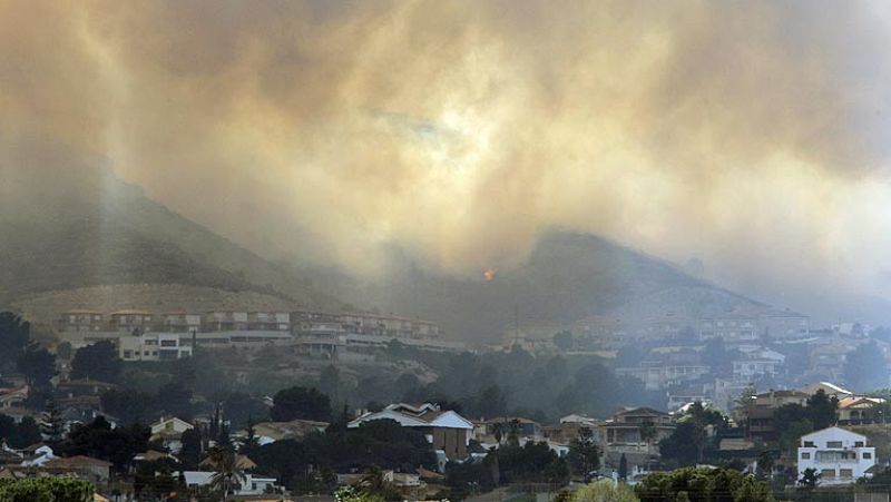 Cientos de desalojados por un incendio que afecta a Torrent y Chiva, en Valencia