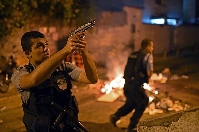 Violentos disturbios por la muerte de un joven incendian una favela en Río de Janeiro