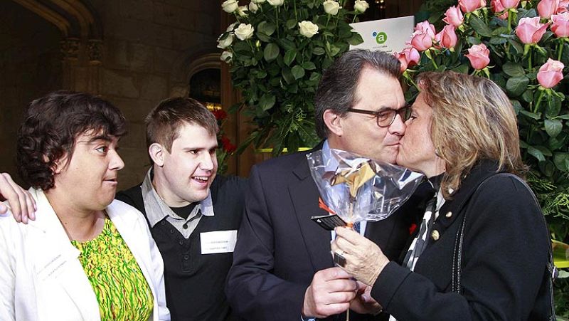 Artur Mas llama a los catalanes a celebrar "lo que les une" con motivo de Sant Jordi