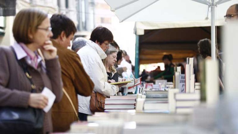 Jonasson y Almudena Grandes, los más vendidos en Sant Jordi en un animado Día del Libro