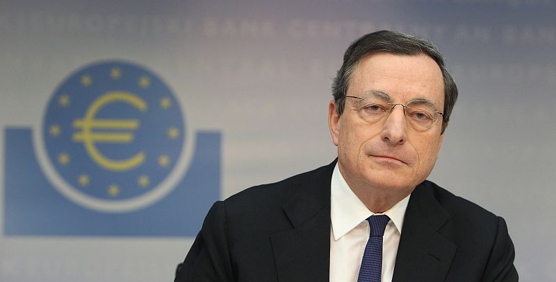 Draghi justifica un plan más amplio de compra de activos si empeora la inflación a medio plazo