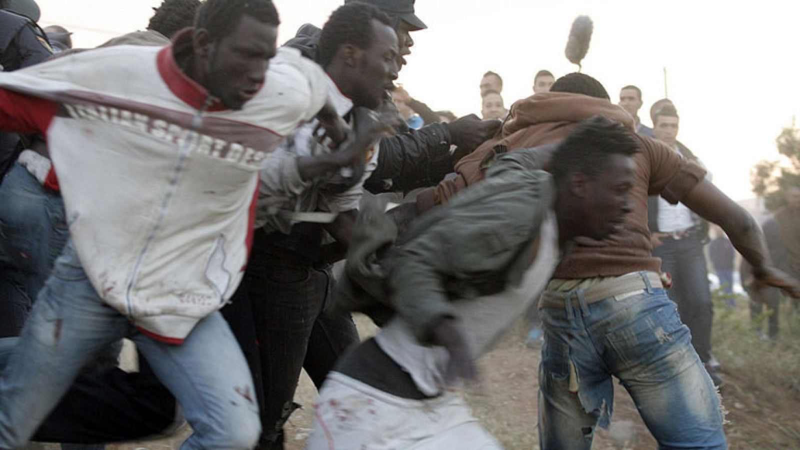 Veintiún inmigrantes pasan la noche en el CETI de Melilla tras lograr saltar la valla