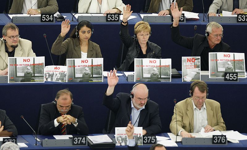 El Parlamento Europeo aprueba dividido la directiva de retorno de inmigrantes